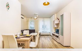 Stylish 2Bd Apartment With A Nice Cozy Terrace By Flat Mаnager